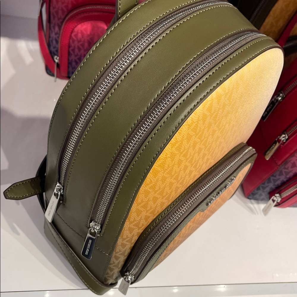 MICHAEL KORS Jaycee Medium Ombré Signature Logo Backpack
Olive Combo 
NWT - Picture 4 of 16